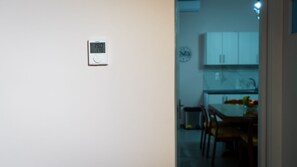 Køleskab/fryser i fuld størrelse, ovn, kogeplade, kaffe-/temaskine