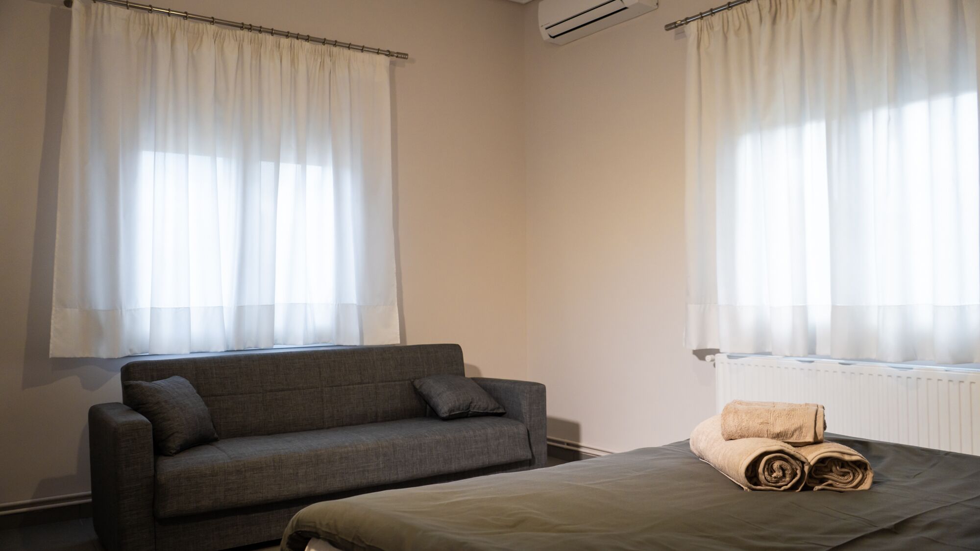 3 bedrooms, Egyptian cotton sheets, premium bedding, down duvets