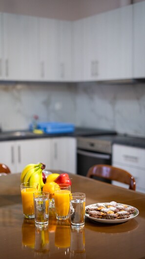 Full-size fridge, oven, stovetop, coffee/tea maker