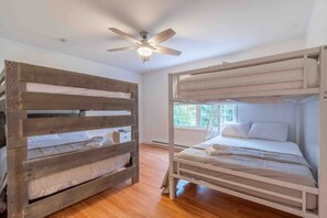 6 makuuhuonetta, työpöytä, silitysrauta/-lauta, vauvan matkasänky