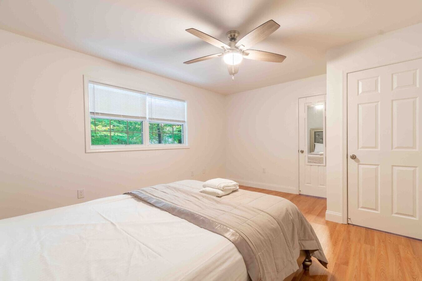 6 bedrooms, desk, iron/ironing board, travel cot