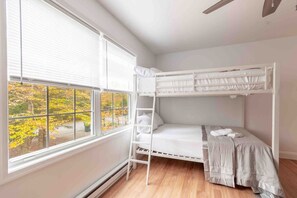 6 slaapkamers, een bureau, een strijkplank/strijkijzer, reisbedje