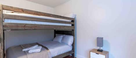 6 habitaciones, escritorio y tabla de planchar con plancha