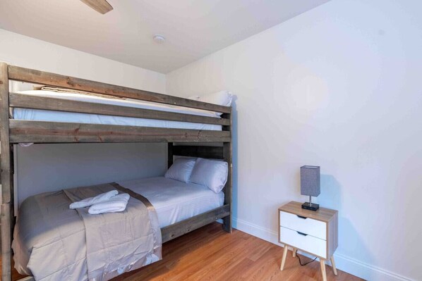 6 slaapkamers, een bureau, een strijkplank/strijkijzer, reisbedje