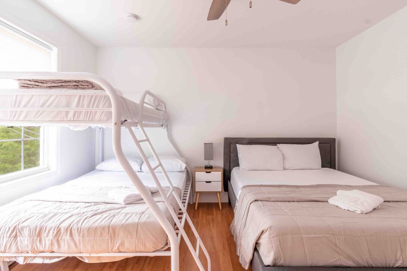 6 Schlafzimmer, Schreibtisch, Bügeleisen/Bügelbrett, Reisekinderbett