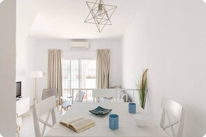 Dining - IDEAL Comfy peaceful CARIHUELA HOUSE 3 mins beach Fast Wifi Air/Con Pool! (Torremolinos)