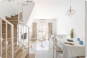 Interior - IDEAL Comfy peaceful CARIHUELA HOUSE 3 mins beach Fast Wifi Air/Con Pool! (Torremolinos)