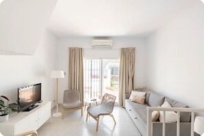 Smart TV, books - IDEAL Comfy peaceful CARIHUELA HOUSE 3 mins beach Fast Wifi Air/Con Pool! (Torremolinos)