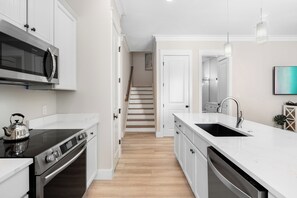 Fridge, microwave, oven, stovetop - 3BR Luxury Beach Bungalo w/ 6-Seater GOLF CART! Near Pool, Beach Tram, Wharf. (Miramar Beach)