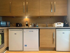 Refrigerador, microondas, horno y lavavajillas 