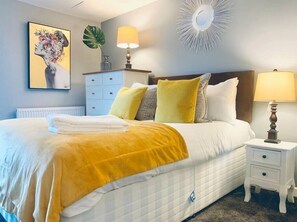 1 dormitorio, tabla de planchar con plancha, ropa de cama