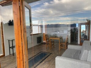 Decoración personalizada, muebles diferentes y wifi gratis 