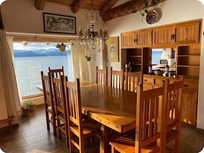 Deluxe House | Ruang tamu | 43 inci sebuah televisyen pintar dengan digital, TV, Netflix