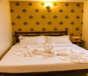 Premium Room | Egyptian cotton sheets, premium bedding, memory foam beds - Hotel Vi Park (Puducherry)