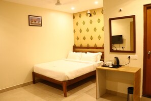 Egyptian cotton sheets, premium bedding, memory-foam beds - Hotel Vi Park (Puducherry)