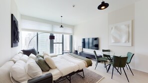 프리미엄 더블룸 | 거실 | 케이블 채널 시청이 가능한 75인치 LCD TV, TV