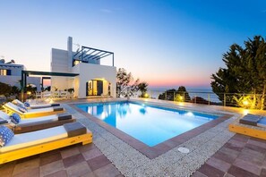 室外游泳池，日光浴躺椅