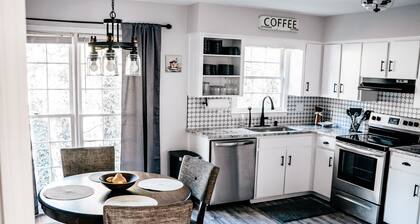 Remodeled Modern Apartment Minutes from Ft. Benning and Midtown Dining.
