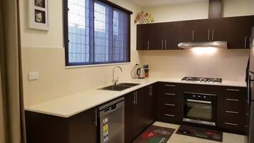 Jääkaappi, mikroaaltouuni, uuni, liesi