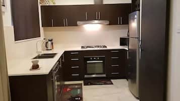 Frigorífico, microondas, horno y placa de cocina