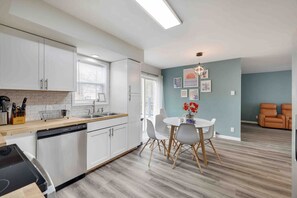 Fridge, microwave, oven, stovetop - 5BR w/ Game Room Near Camelback & Kalahari | 2-Min Walk to Lake, Family Fun (Tobyhanna)