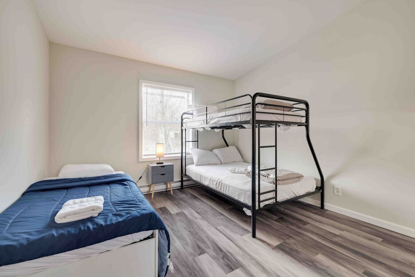 5 slaapkamers, een strijkplank/strijkijzer, reisbedje, gratis wifi