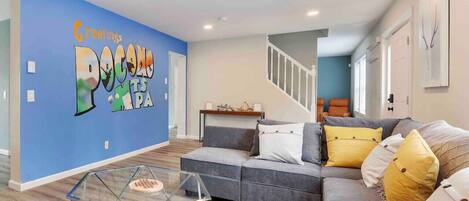 Smart TV, caminetto, videogiochi, tavolo da calcetto