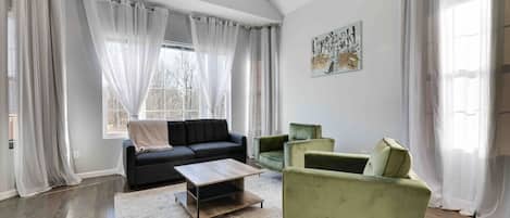 Smart-TV, Kamin, Videospiele, Tischtennisplatte