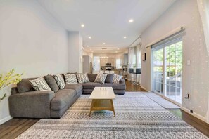 Smart-TV, Kamin, Videospiele, Tischtennisplatte