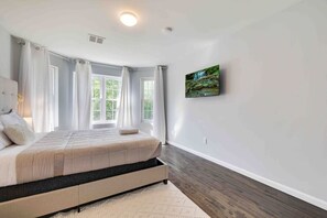 4 bedrooms, desk, iron/ironing board, travel crib