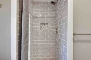 Combined shower/bathtub, hair dryer, towels - Luxury Modern 6BR Pocono Home Near All Attractions (Tobyhanna)