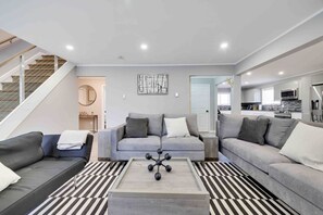 تلفزيون ذكي، مدفأة، ألعاب فيديو، تنس طاولة