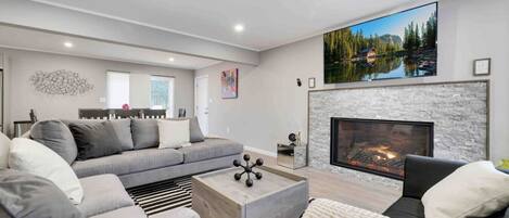 TV connectée, cheminée, jeux vidéo, table de tennis de table