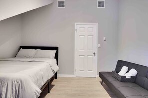 6 bedrooms, desk, iron/ironing board, travel cot