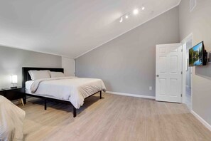 6 bedrooms, desk, iron/ironing board, travel crib