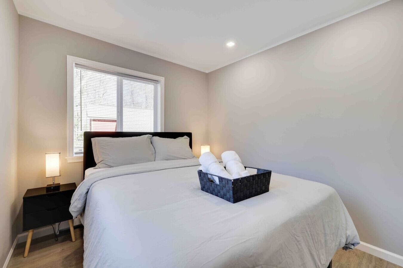6 bedrooms, desk, iron/ironing board, travel cot
