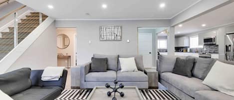 Smart TV, chimenea, videojuegos y tenis de mesa