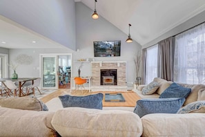 Smart TV, chimenea y videojuegos