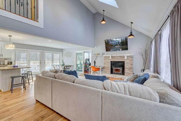 Smart TV, chimenea y videojuegos