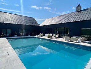 Piscina a l'aire lliure i piscina climatitzada 