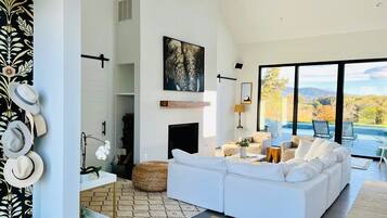 TV connectée, cheminée, livres, chaßne hi-fi