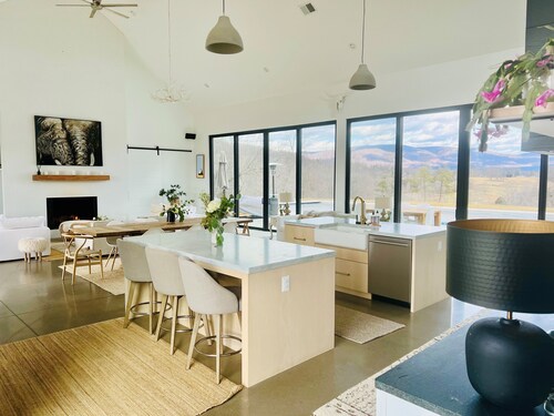 FAB MODERN BARN  w/heated pool, views & 21+ acres - close to UVA & Vineyards!