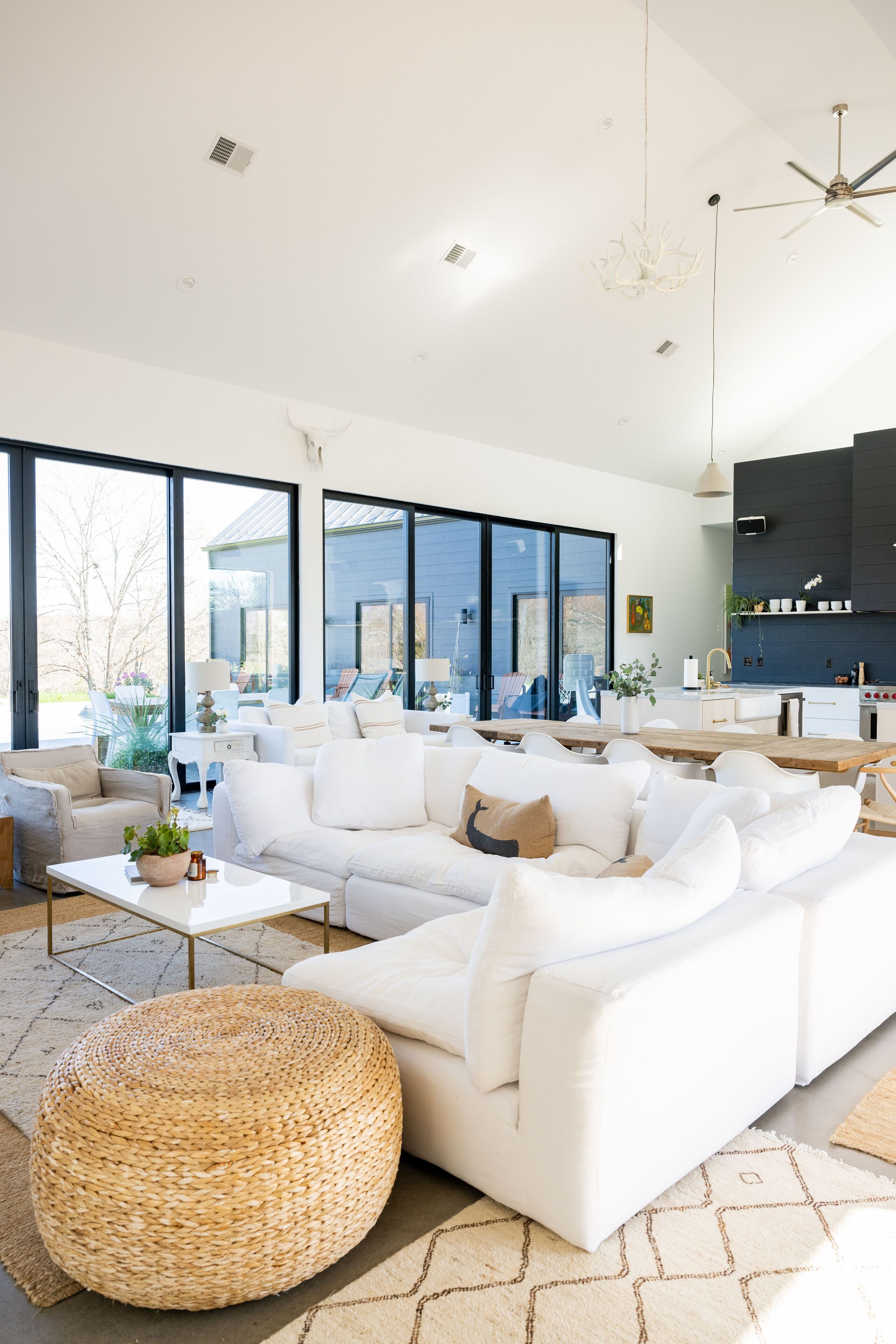 TV connectée, cheminée, livres, chaîne hi-fi