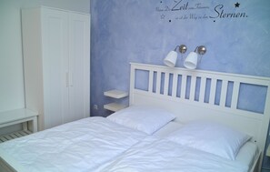7 quartos, ferros/tábuas de passar roupa, berço de viagem, roupa de cama