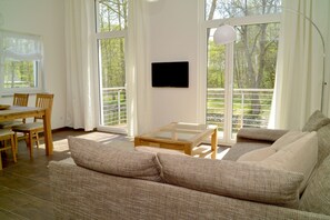 TV, mesa de pingue-pongue, livros
