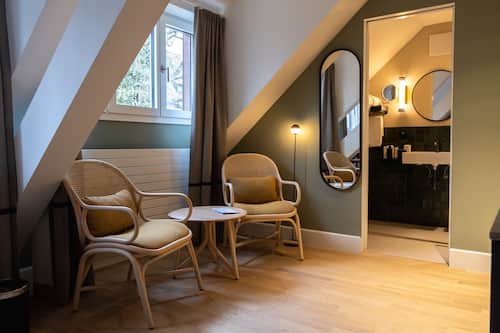 Lodge Double | Hypo-allergenic bedding, down duvets, free minibar, in-room safe