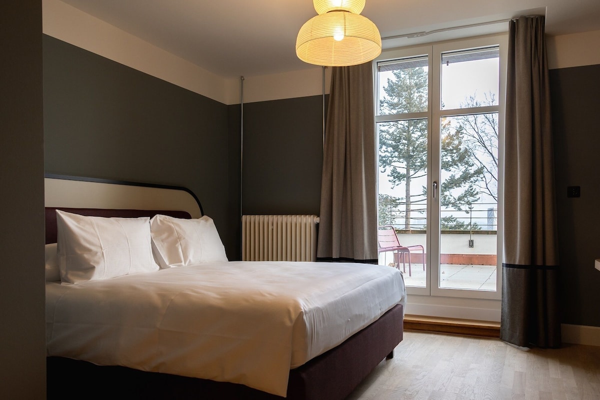 Hypo-allergenic bedding, down duvets, free minibar, in-room safe
