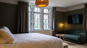 Hypo-allergenic bedding, down comforters, free minibar, in-room safe