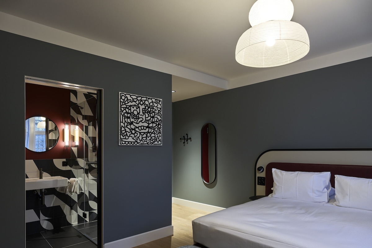 Hypo-allergenic bedding, down duvets, free minibar, in-room safe
