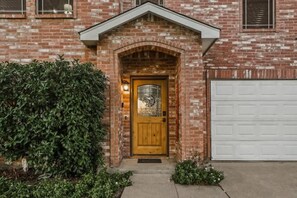 Exterior detail - Grand 5BR-2.5B Villa with Pool & Hot Tub (Grand Prairie)